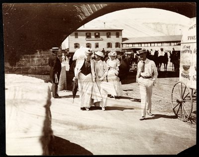 Drie vrouwen en een man wandelen bij de Narragansett Pier met de kar van een rondtrekkende fotograaf, Rhode Island, 1891 door Byron Company